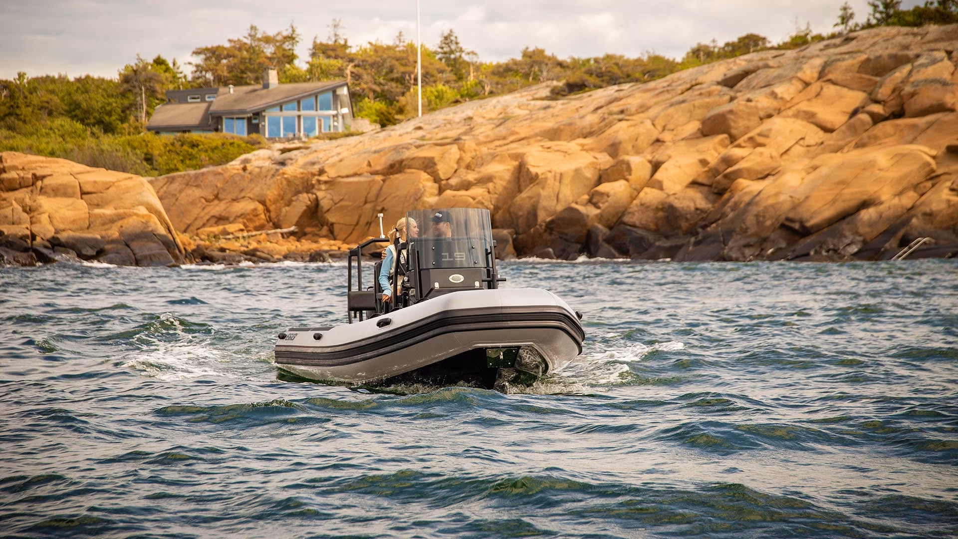 BRIG NAVIGATOR 19 on water